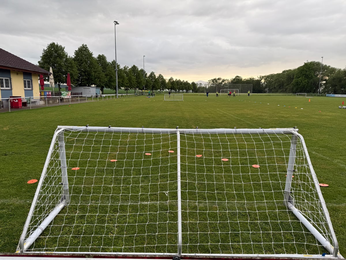Das Gehfußball Spielfeld misst standardmäßig 42 x 21 Meter, was in etwa der Hälfte eines Fußballfeldes bzw. einem Handballfeld entspricht. Die Tore sind 3 Meter breit und 1 Meter hoch, und es gibt keinen festen Torwart. Das Spielfeld ist für ein 6-gegen-6-Spiel ausgelegt.
